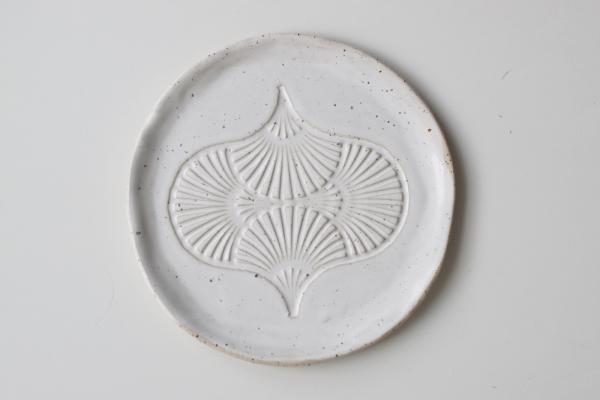 Kulatý talířek s potiskem uprostřed, 14,5 cm